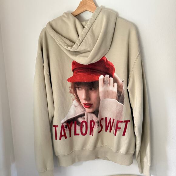 Taylor Swift Red Taylor’s Version Merch Hoodie Sz Medium - Picture 4 of 4
